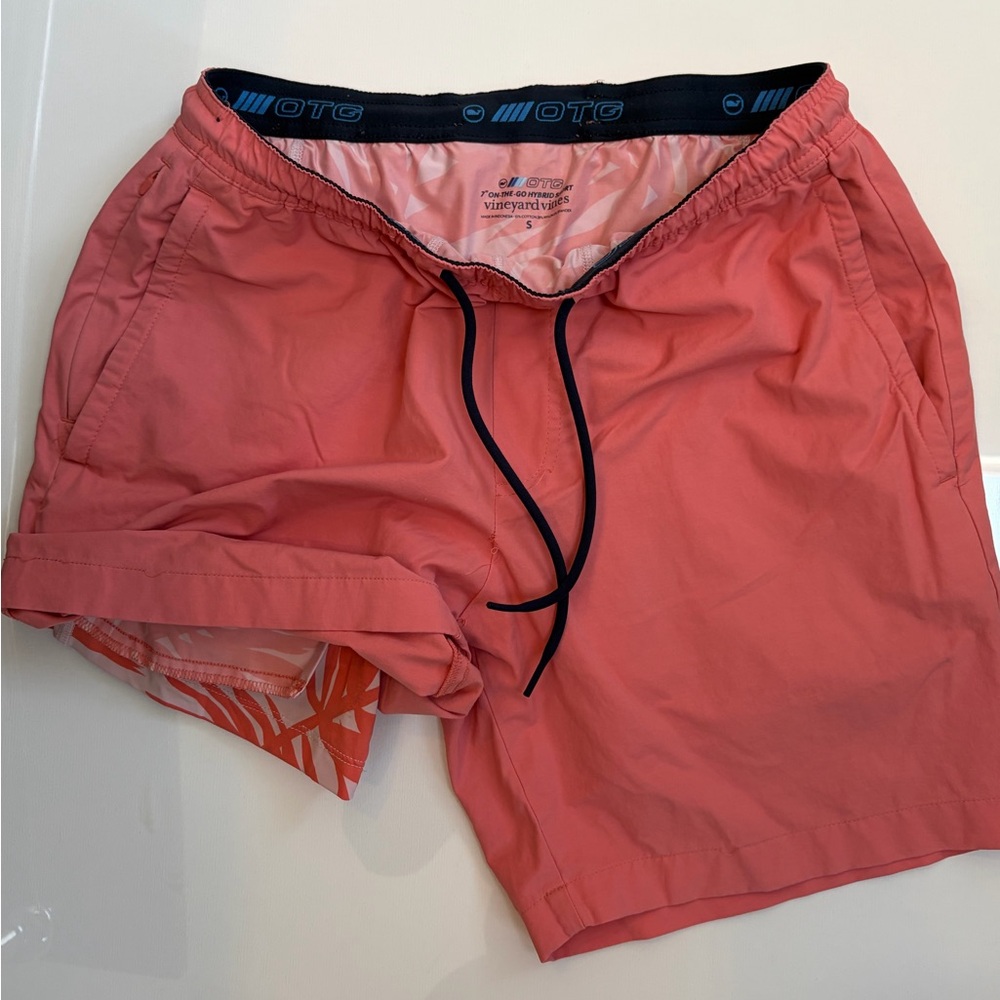 Vineyard Vines Coral performance Hybrid Shorts. Size Small